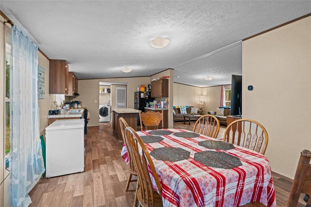 1185 Shirley Road Southeast Fairmount, GA 30139 - Photo 18 of 50 a very nice looking living room with a dining table and chairs
