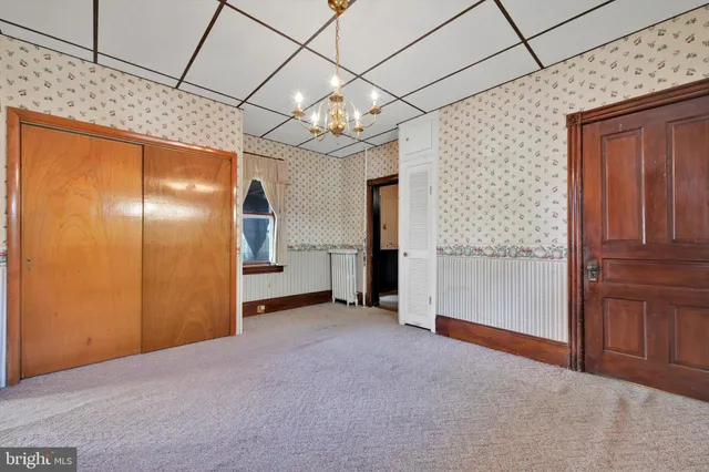 a view of empty room with window