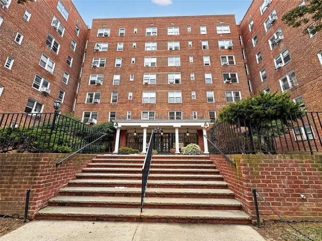 $1,950 | 105-24 63rd Drive, Unit 4L | Forest Hills