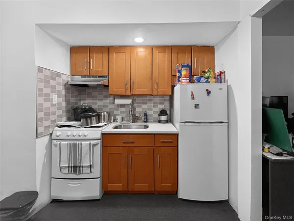$1,950 | 105-24 63rd Drive, Unit 4L | Forest Hills