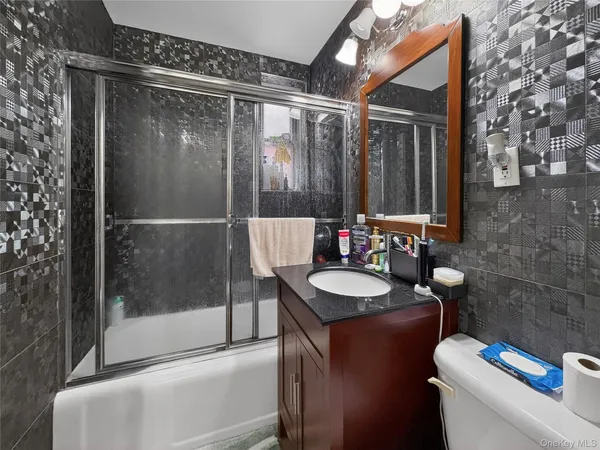 $1,950 | 105-24 63rd Drive, Unit 4L | Forest Hills