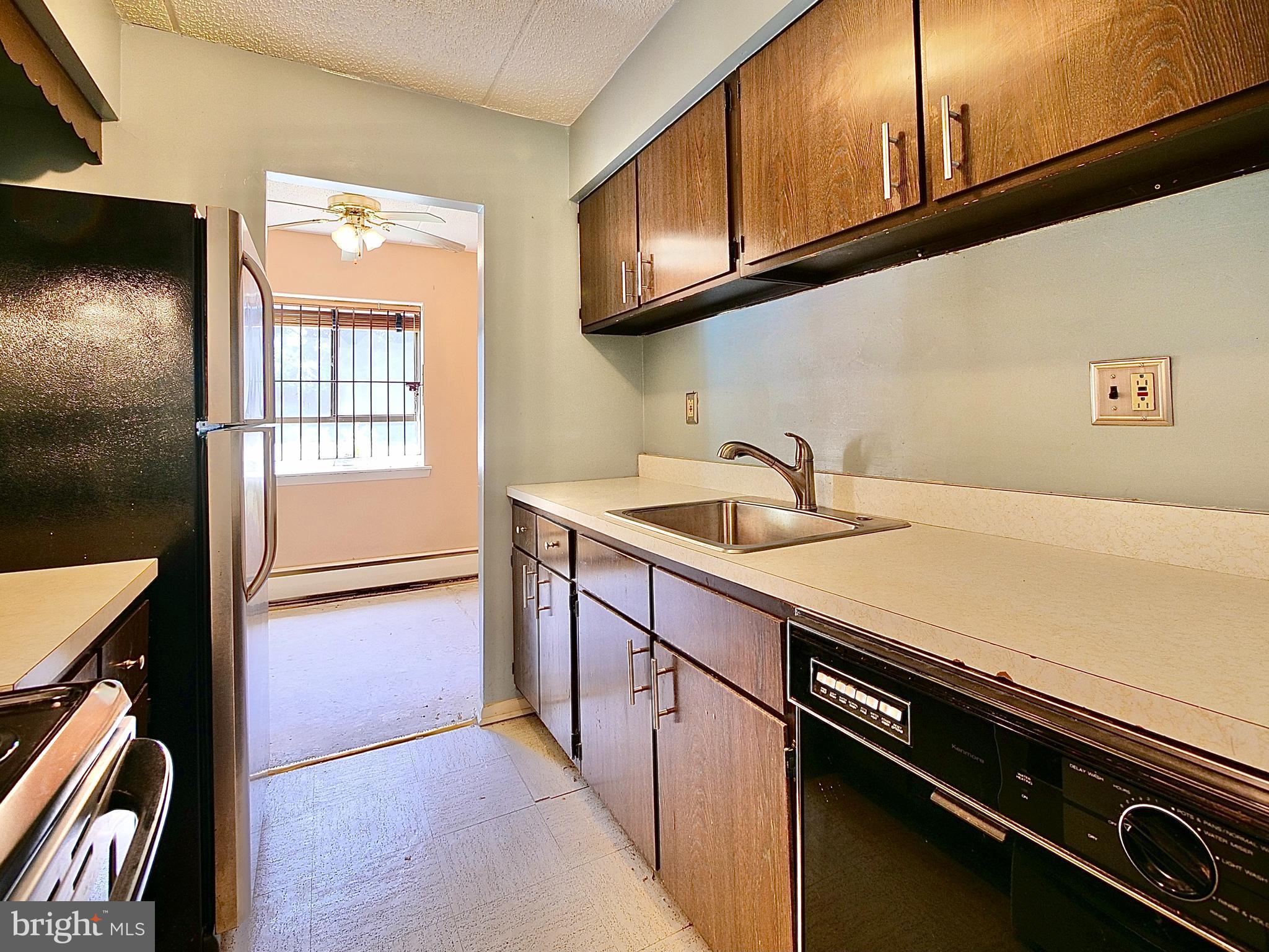 280 Bridgewater Road, Unit E8 Brookhaven, PA 19015 - Photo 16 of 33 Galley kitchen