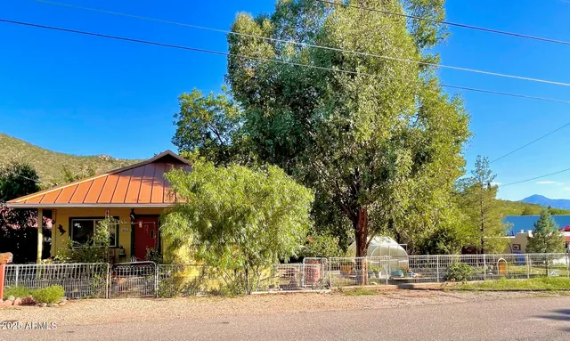 a view of a fountain in front of a building