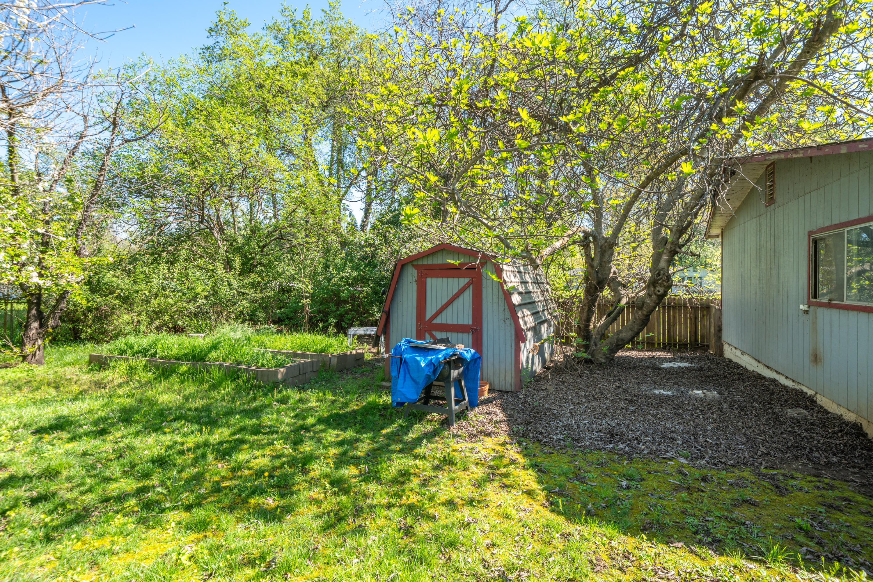 3081 Henderson Road Redding, CA 96002 - Photo 25 of 38 3081 Henderson Rd-47