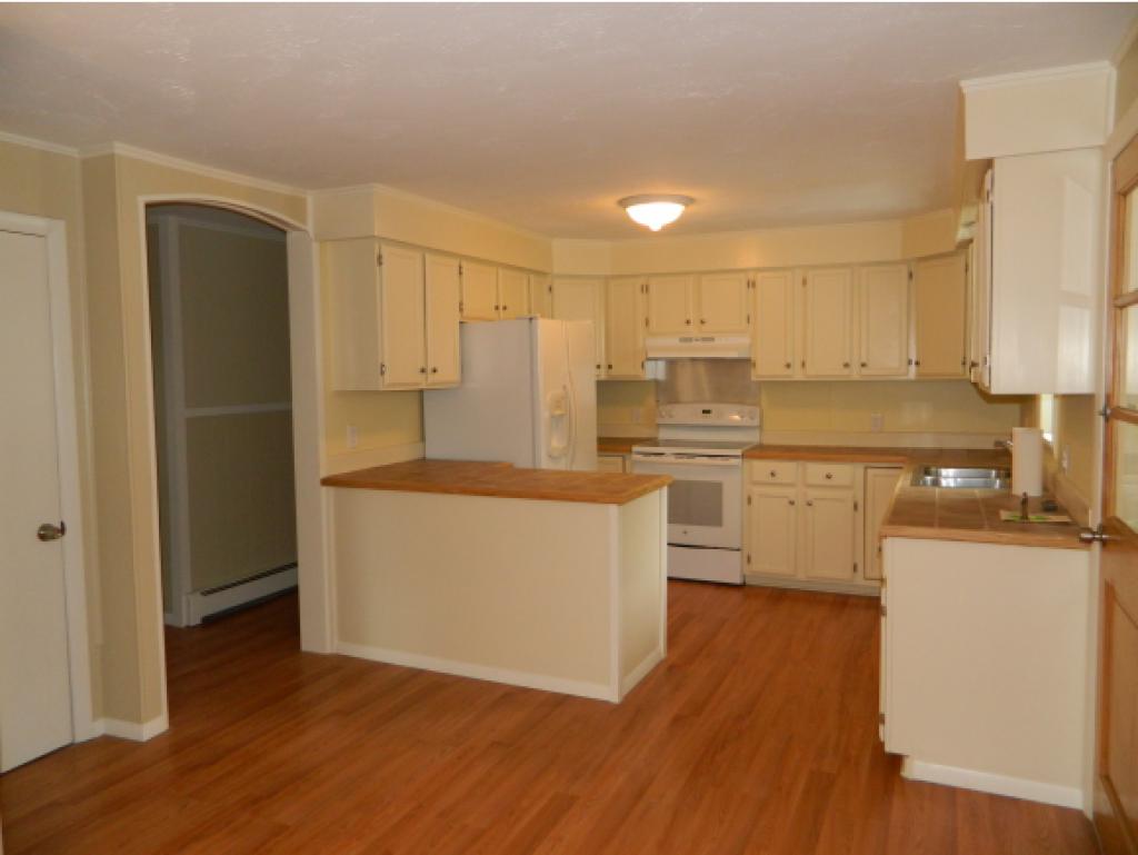 208 Whitehall Road Hooksett, NH 03106 - Photo 4 of 21