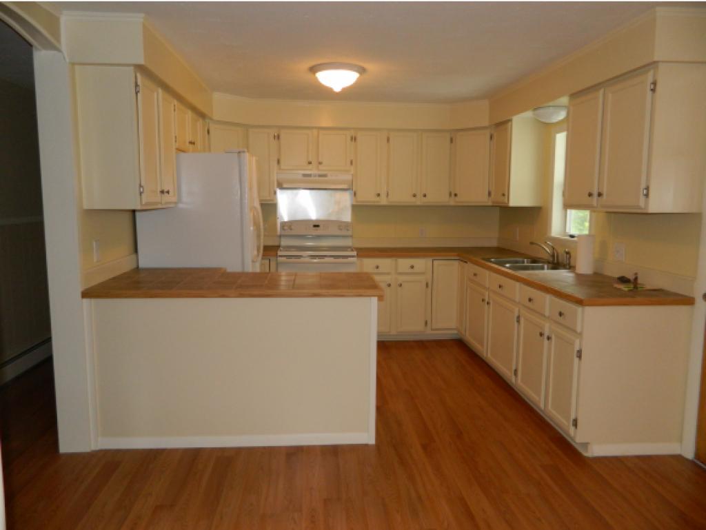 208 Whitehall Road Hooksett, NH 03106 - Photo 9 of 21