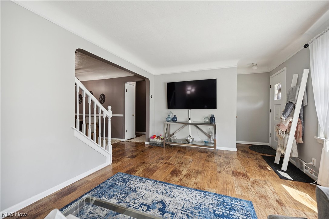 1298 West Miner Road Cleveland, OH 44124 - Photo 4 of 32 Living Room