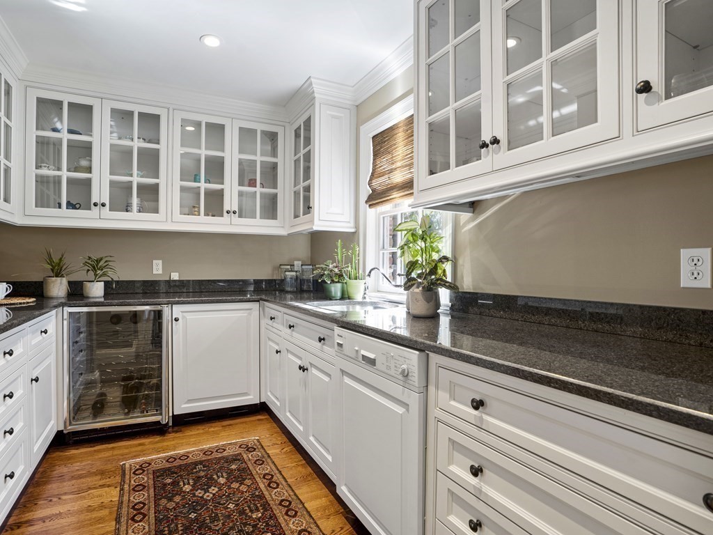 45 Chestnut Street Wellesley, MA 02481 - Photo 8 of 29