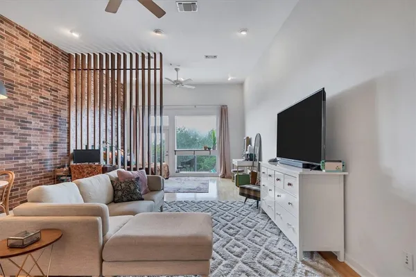 $1,899 | 2931 East 12th Street, Unit 306, Austin, TX 78702