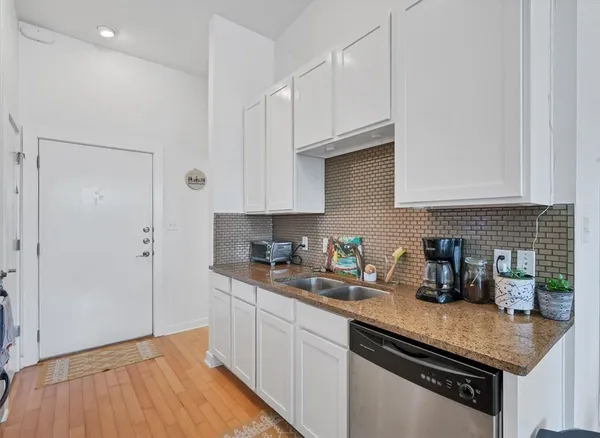 $1,899 | 2931 East 12th Street, Unit 306, Austin, TX 78702