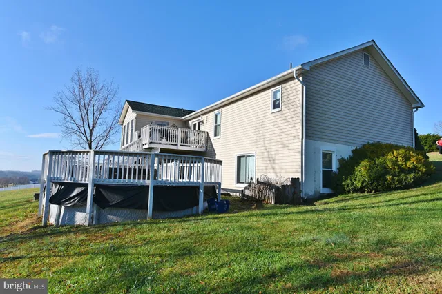 a view of a house with backyard and trees