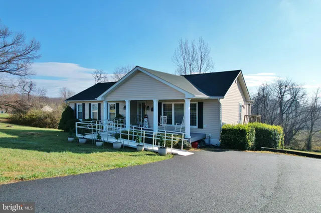 $514,900 | 522 Manor Hill Drive, Toms Brook, VA 22660