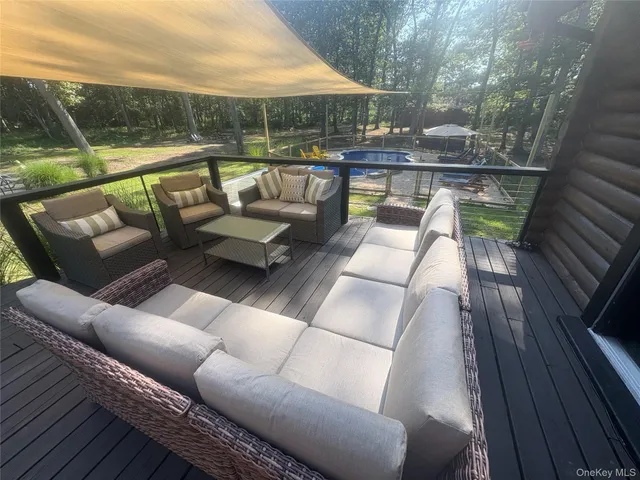 a view of sitting area with furniture