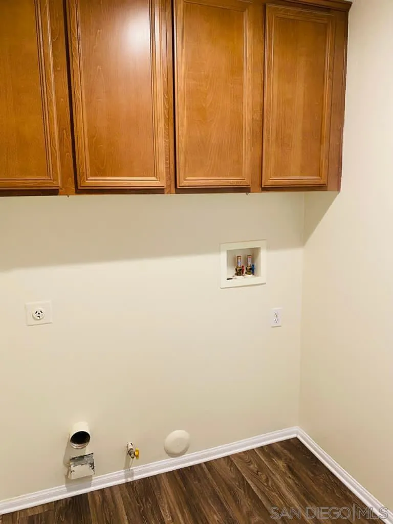 914 Aria Road Hemet, CA 92543 - Photo 21 of 27 a view of small space with wooden floor
