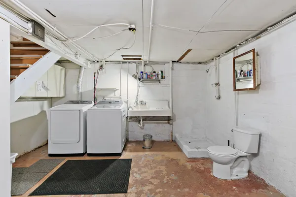 $1,800 | 811 Ellwood Avenue, DeKalb, IL 60115