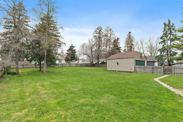 $1,800 | 811 Ellwood Avenue, DeKalb, IL 60115