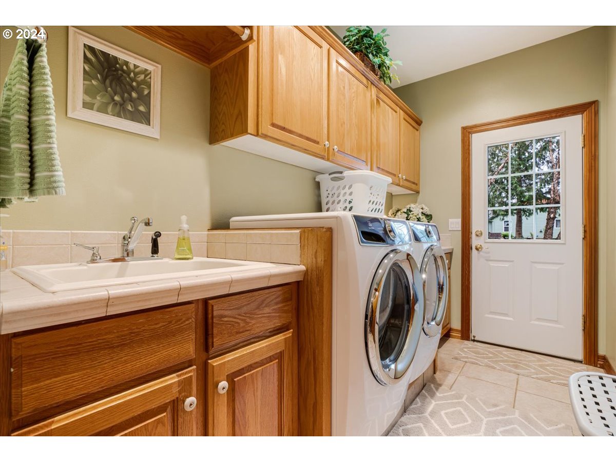 31938 Southeast Dodge Park Boulevard Gresham, OR 97080 - Photo 29 of 48 a utility room with dryer and washer