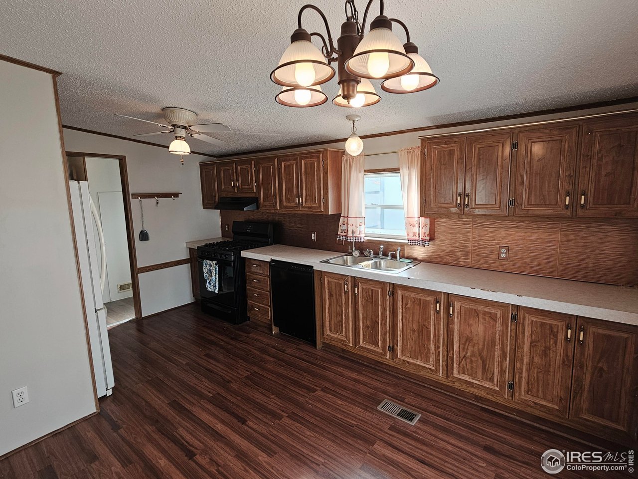 1912 Fillmore Street Sterling, CO 80751 - Photo 9 of 27 Eat-in kitchen