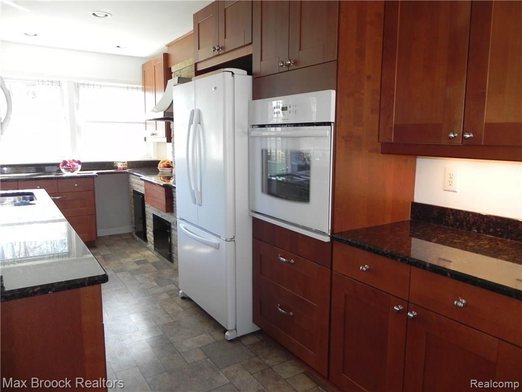 4021 Amherst Road Royal Oak, MI 48073 - Photo 2 of 34