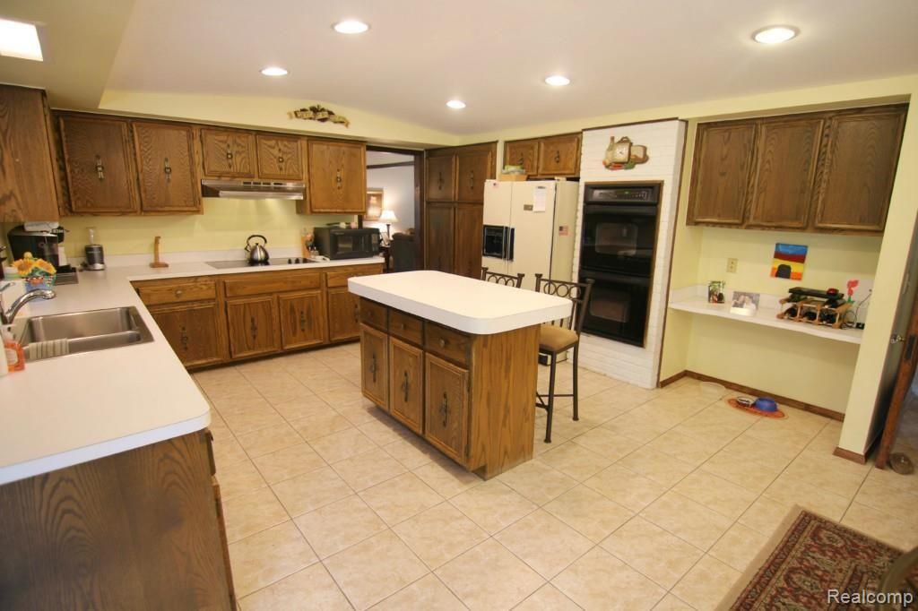2836 Woodford Circle Rochester, MI 48306 - Photo 17 of 37 Woodford Cir Kitchen.jpg
