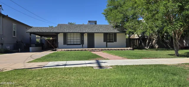 a view of a house with a yard