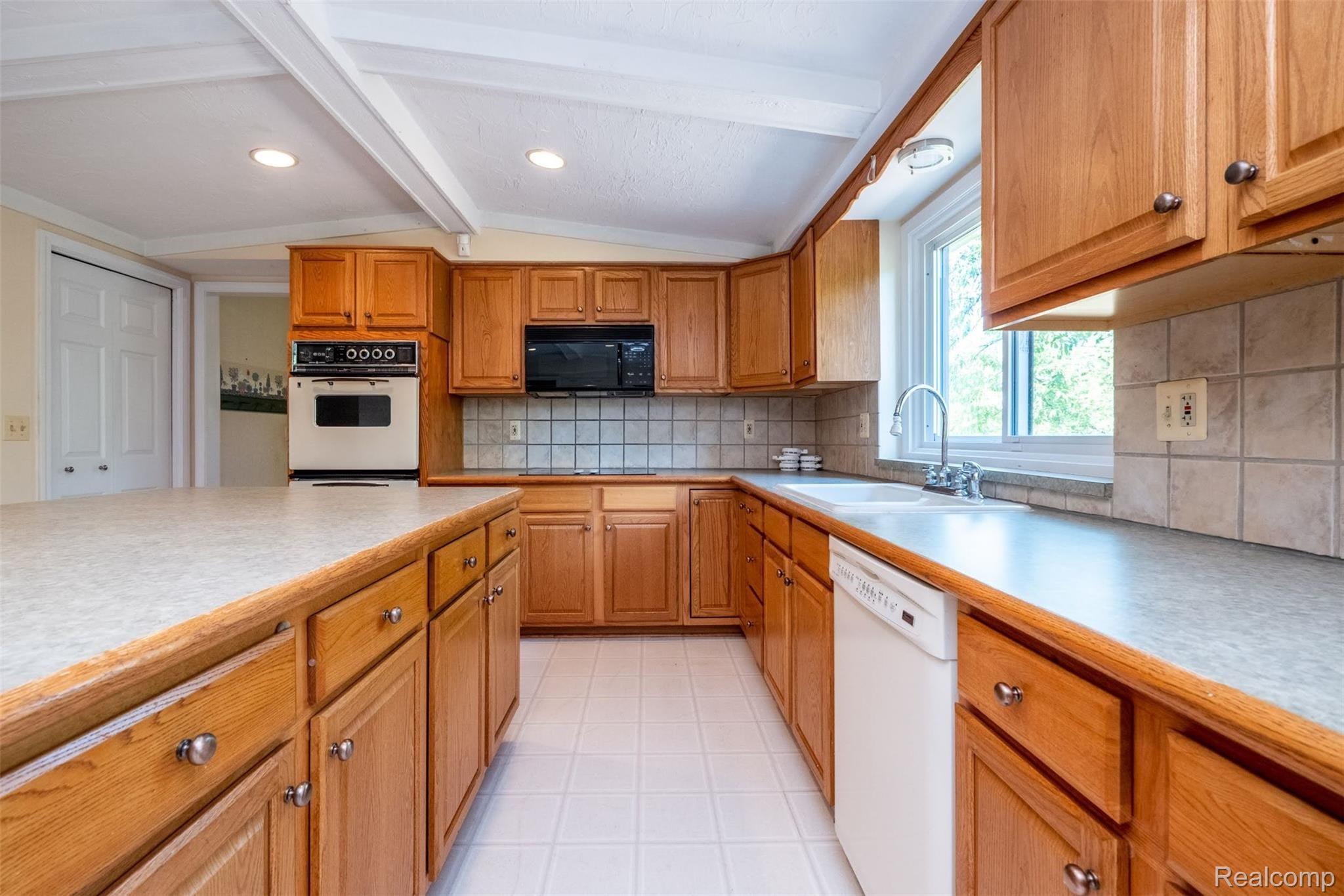 356 Silvervale Drive Rochester, MI 48309 - Photo 15 of 33 356 Silvervale (19 of 51).jpg