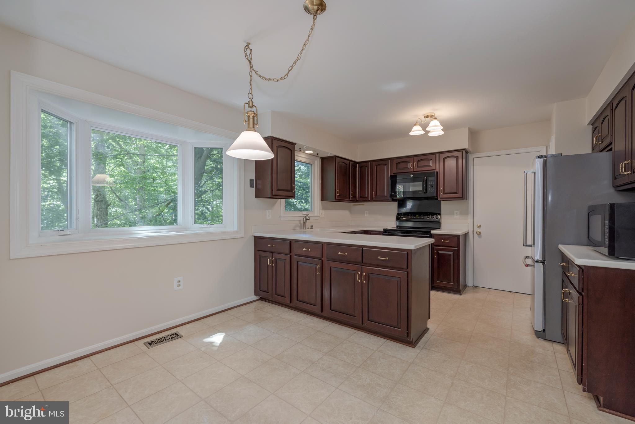 7142 Rolling Forest Avenue Springfield, VA 22152 - Photo 12 of 40 Kitchen