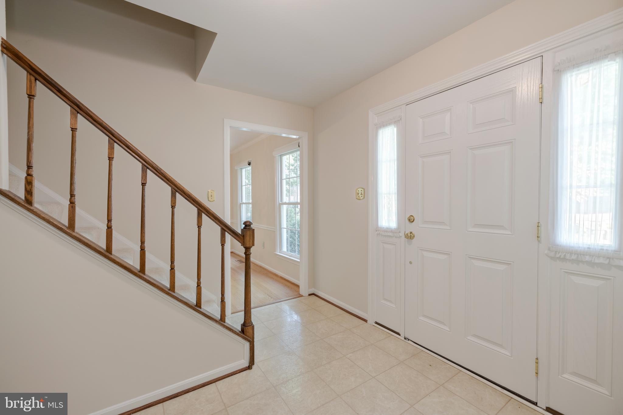 7142 Rolling Forest Avenue Springfield, VA 22152 - Photo 4 of 40 Foyer