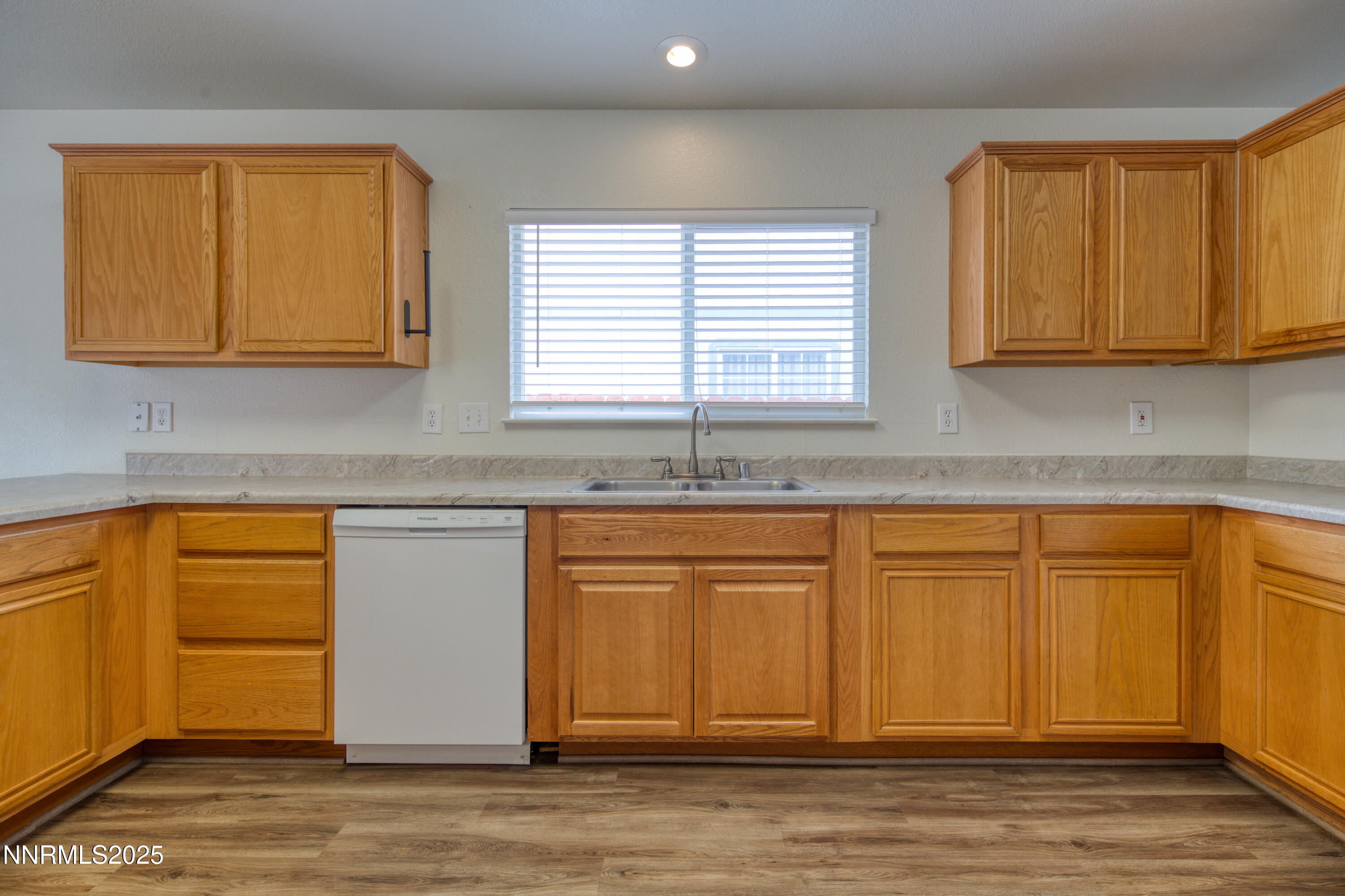 17780 Oakview Court Reno, NV 89508 - Photo 8 of 33 Oakview11780-017