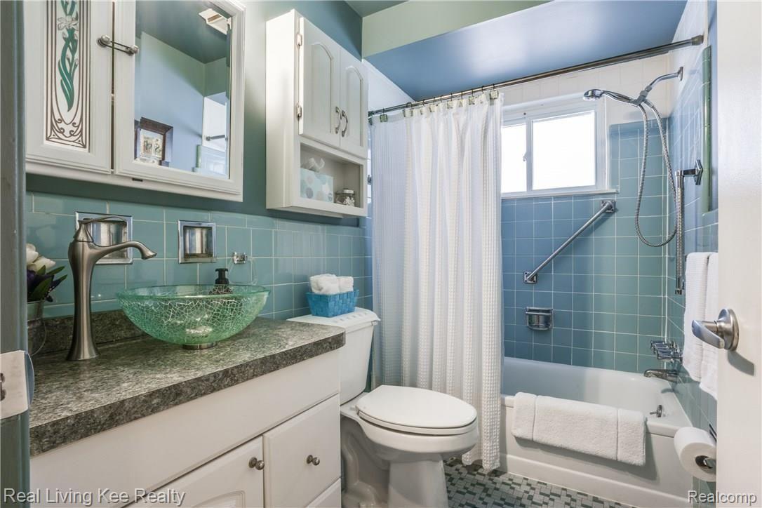 621 Rewold Drive Rochester, MI 48307 - Photo 17 of 34 Cute retro bath with modern updates!