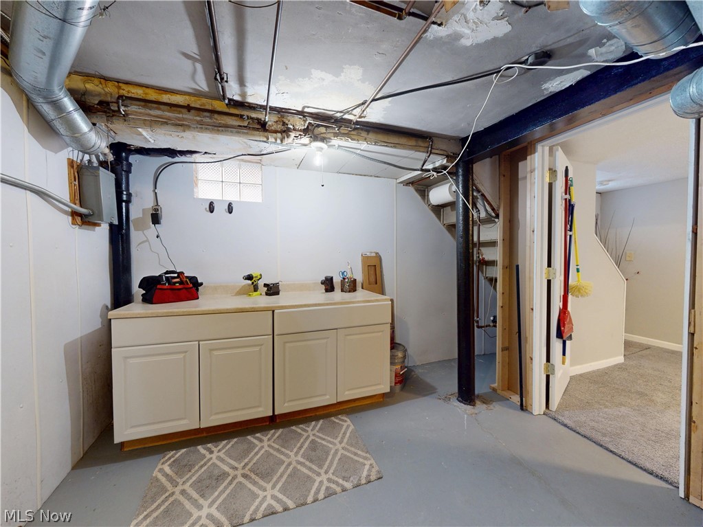 3606 Northcliffe Road University Heights, OH 44118 - Photo 34 of 45 Handy work bench area!