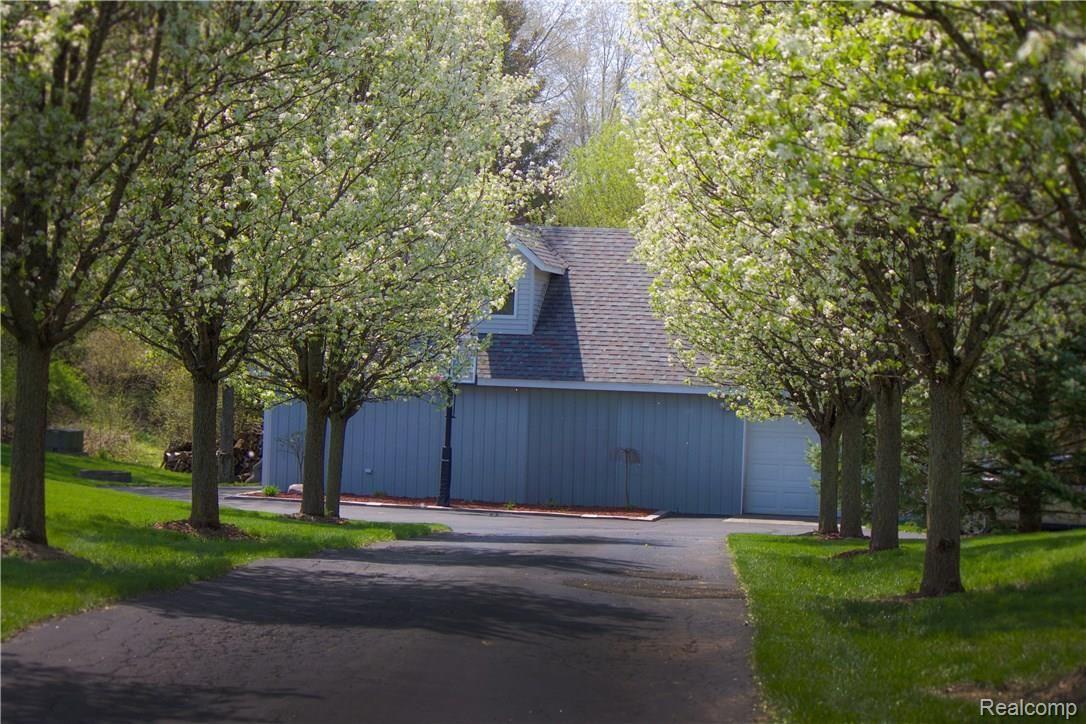 8096 Chilson Road Pinckney, MI 48169 - Photo 7 of 46 Driveway