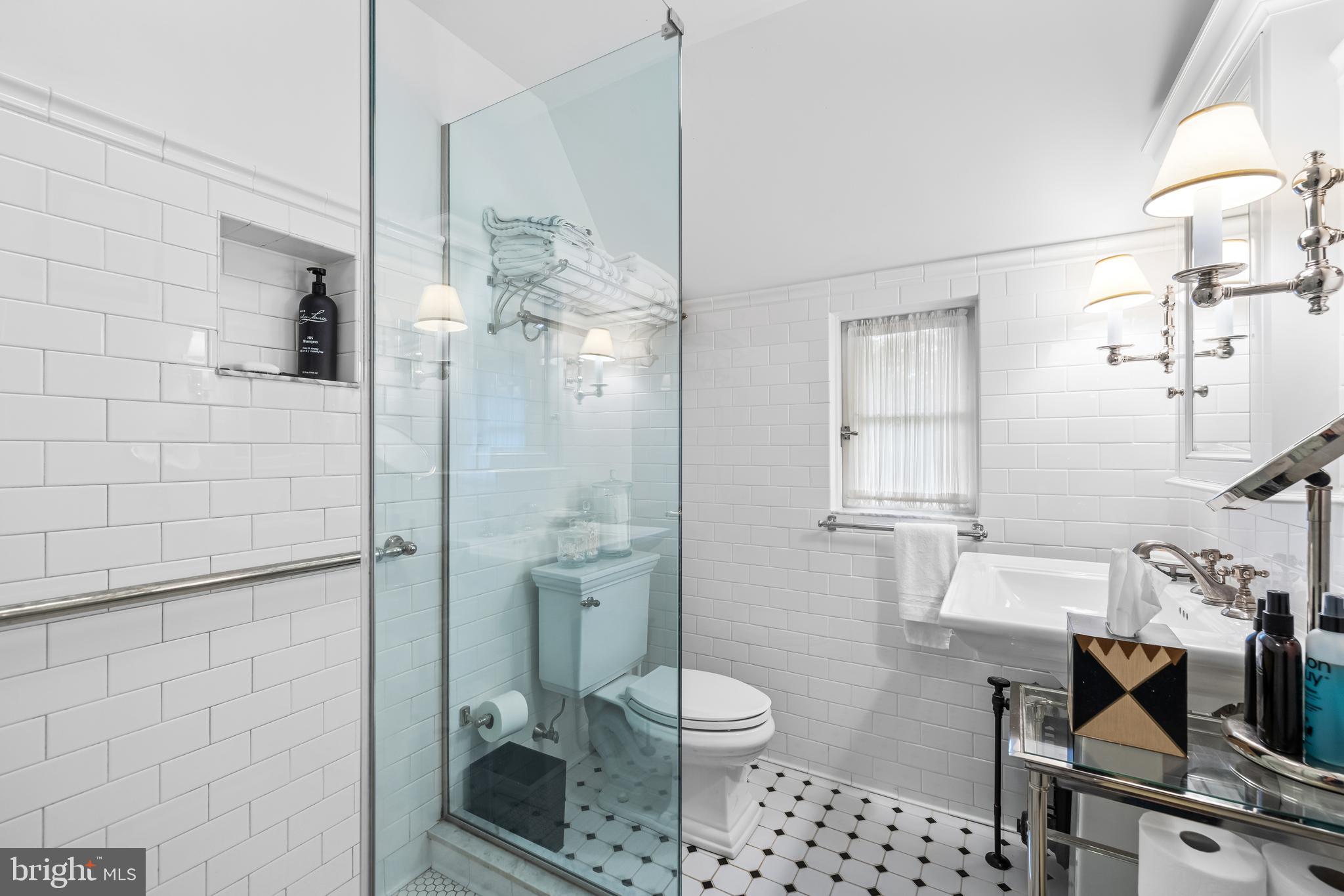 112 St Dunstans Road Baltimore, MD 21212 - Photo 38 of 63 Hall Bath