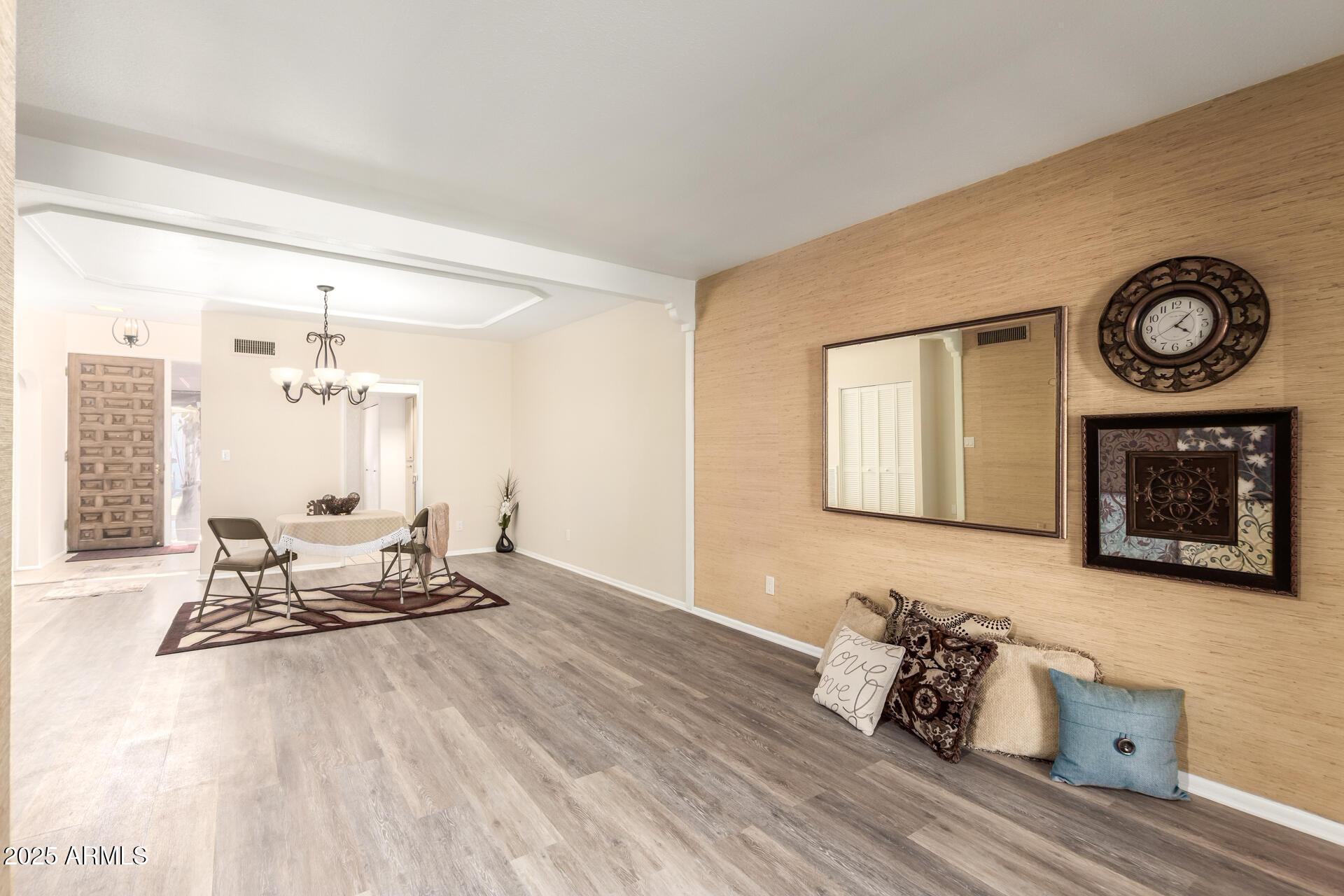 6735 North 16th Place Phoenix, AZ 85016 - Photo 7 of 28 a living room with furniture