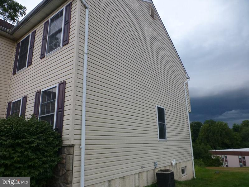 198 Harrison Road Brookhaven, PA 19015 - Photo 3 of 32 Gallery Image 3