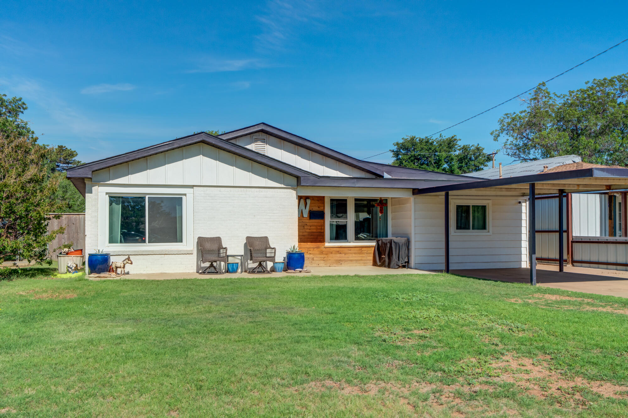 811 Borger Plainview, TX 79072 - Photo 1 of 32 811-Borger_Plainview-TX_1_Front-Exterior