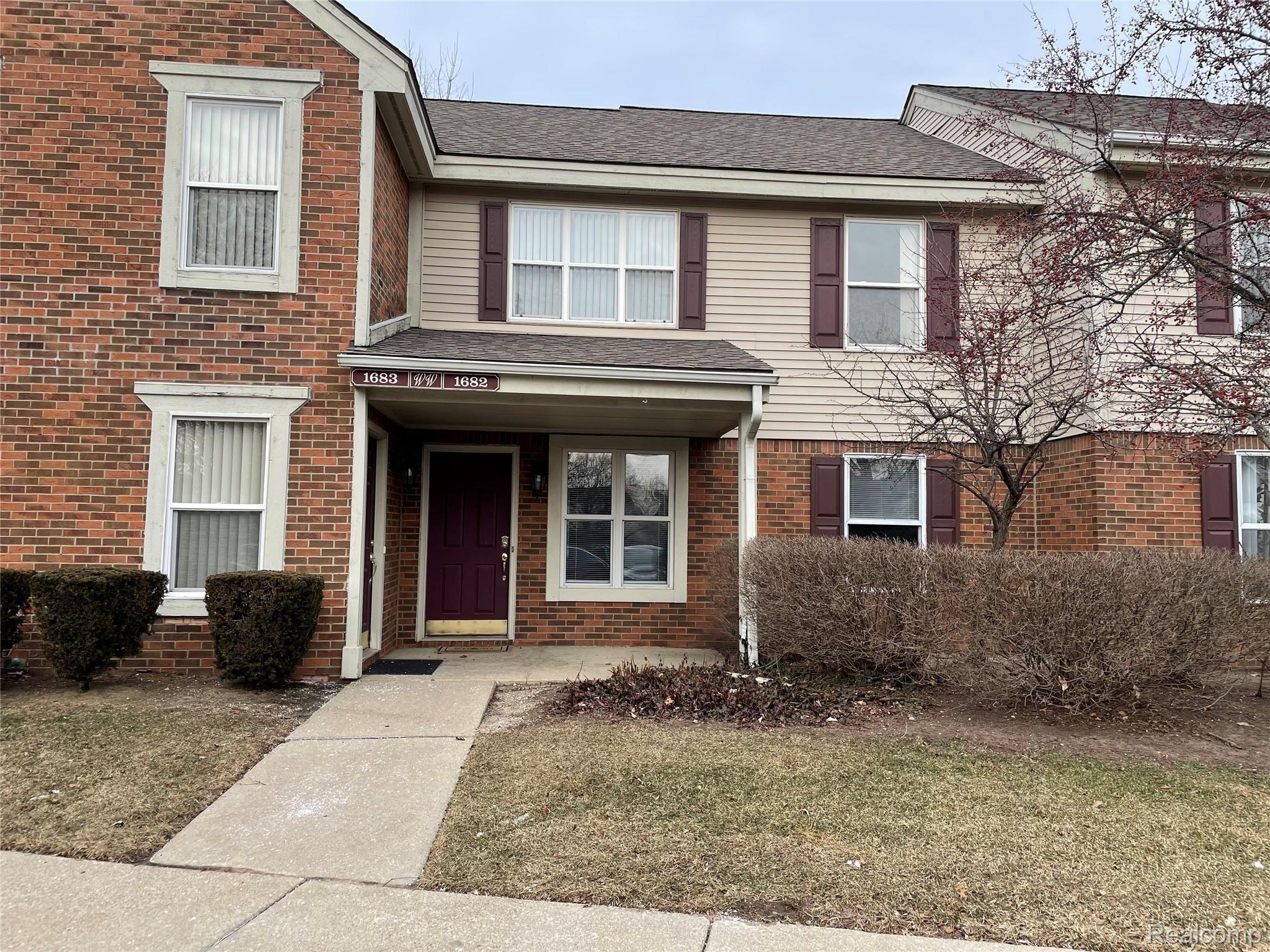 1682 Clemens Circle Rochester, MI 48307 - Photo 2 of 32 IMG_1079.JPG