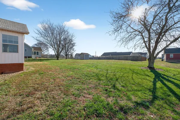 a view of a yard with a house