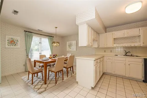 $430,000 | 14308 East Conway Meadows Court, Unit 201, Chesterfield, MO 63017