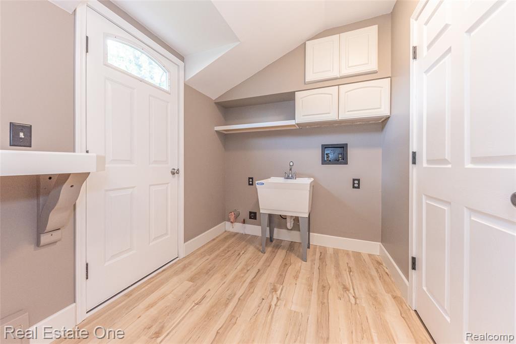 912 North Wixom Road Wixom, MI 48393 - Photo 16 of 49