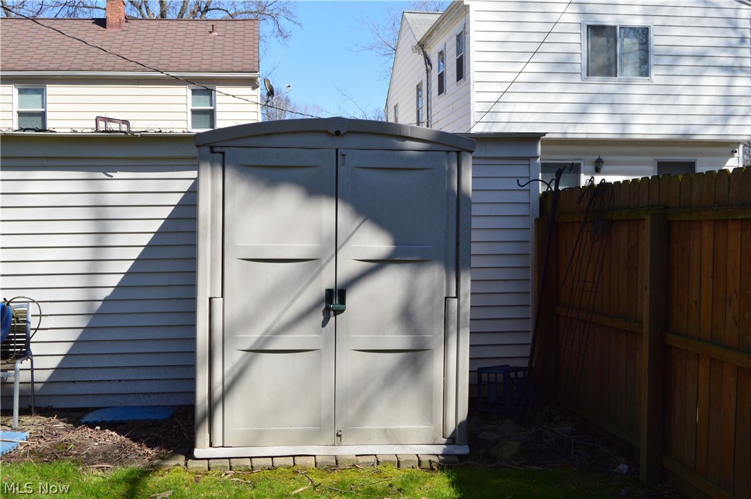 1008 Argonne Road Cleveland, OH 44121 - Photo 10 of 27 Storage shed---yep, it stays too