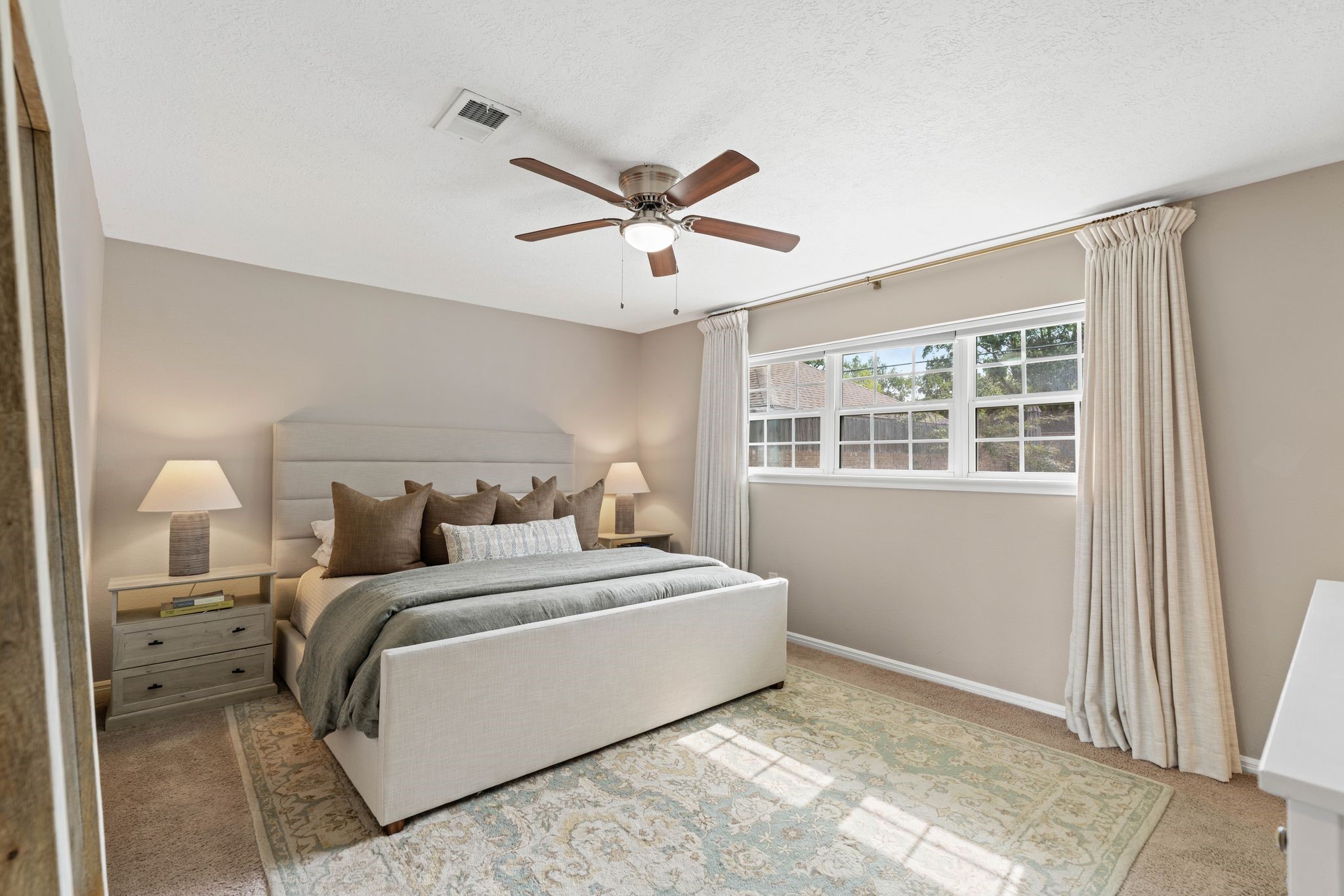 991 Curtin Street Houston, TX 77018 - Photo 19 of 39 The primary bedroom is located at the back of the home and offers a private ensuite bathroom. The large window overlooks the backyard.