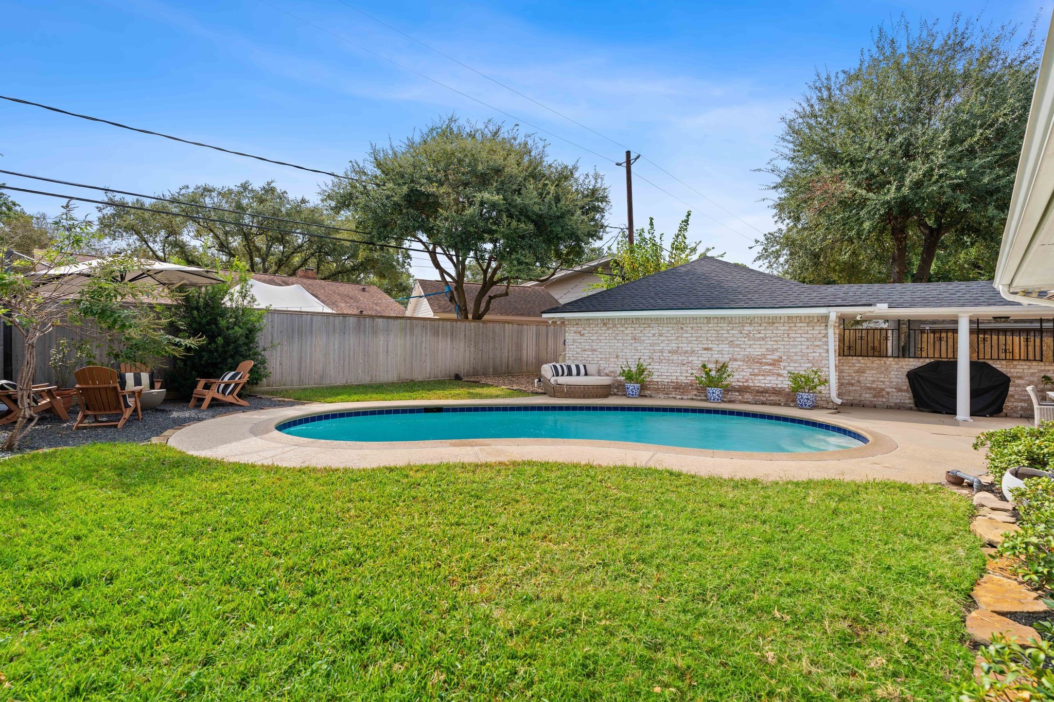 991 Curtin Street Houston, TX 77018 - Photo 30 of 39 Additional view of the backyard showcasing the pool and grass space.