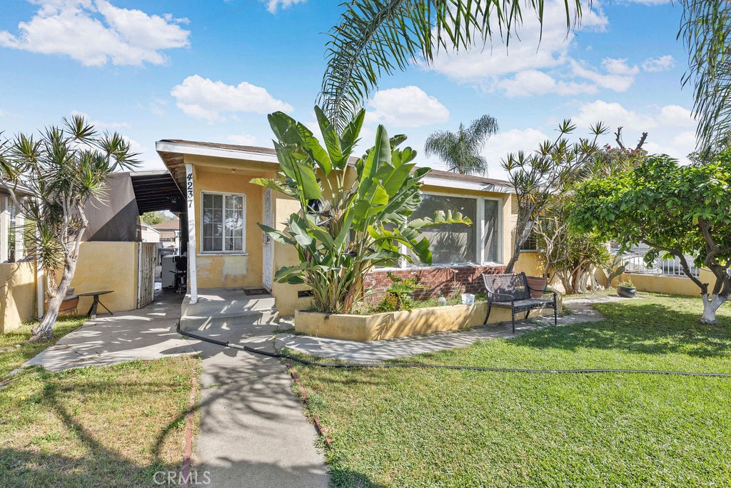 a view of a house with backyard and sitting area