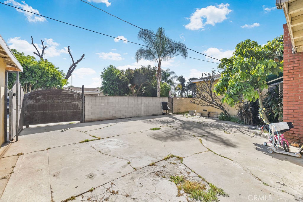 4237 Abbott Road Lynwood, CA 90262 - Photo 25 of 39 a backyard of a house