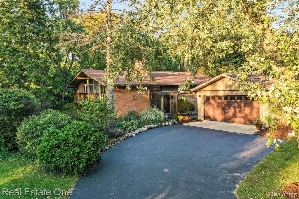29630 Sugar Spring Road Farmington Hills, MI 48334 - Photo 2 of 55
