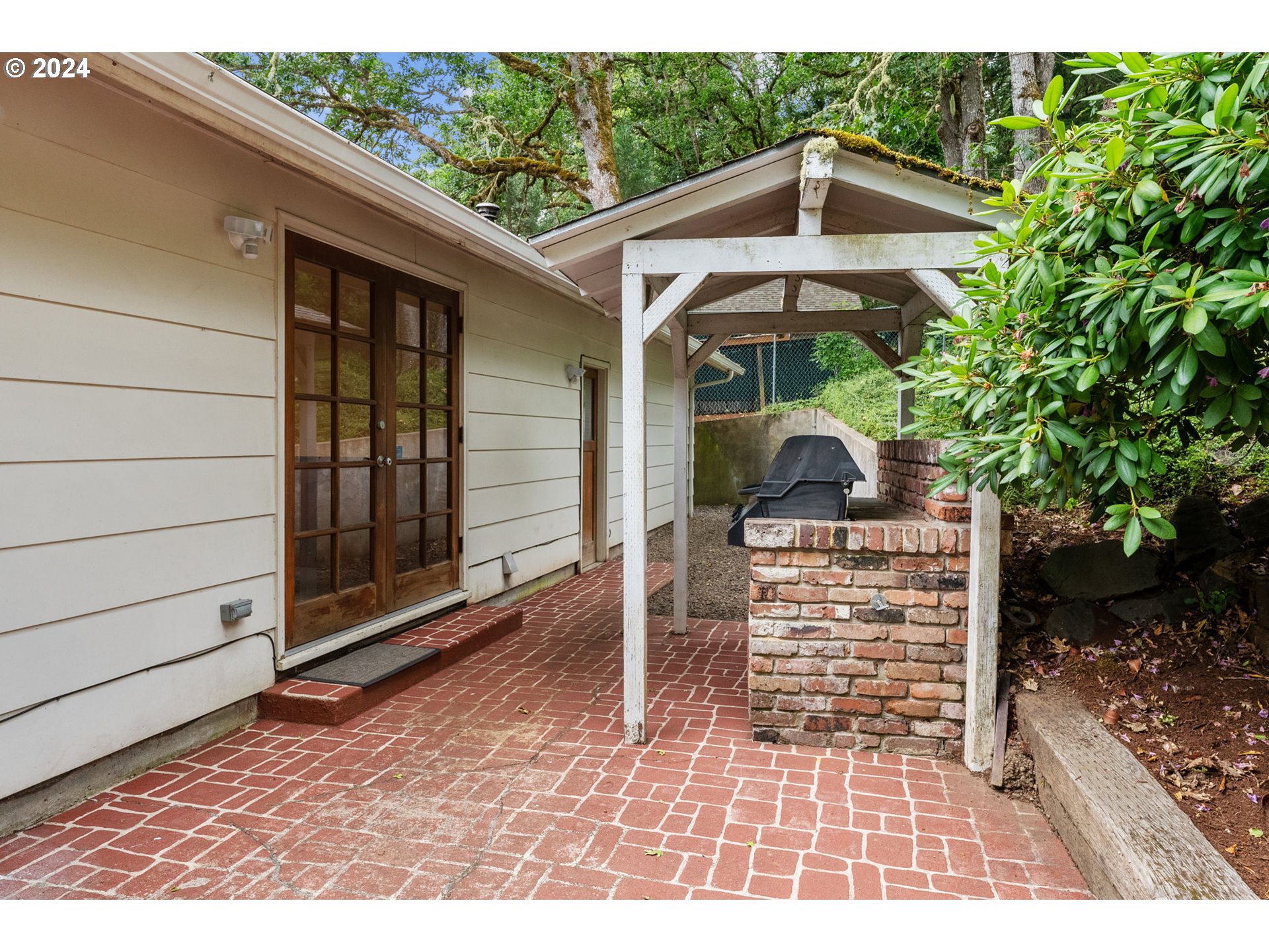 1995 West 34th Avenue Eugene, OR 97405 - Photo 36 of 47 a front view of a house with a porch