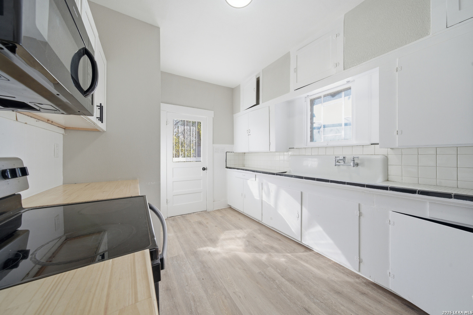 122 Biering Street, Unit 2 San Antonio, TX 78210 - Photo 5 of 8 a kitchen with cabinets and a stove