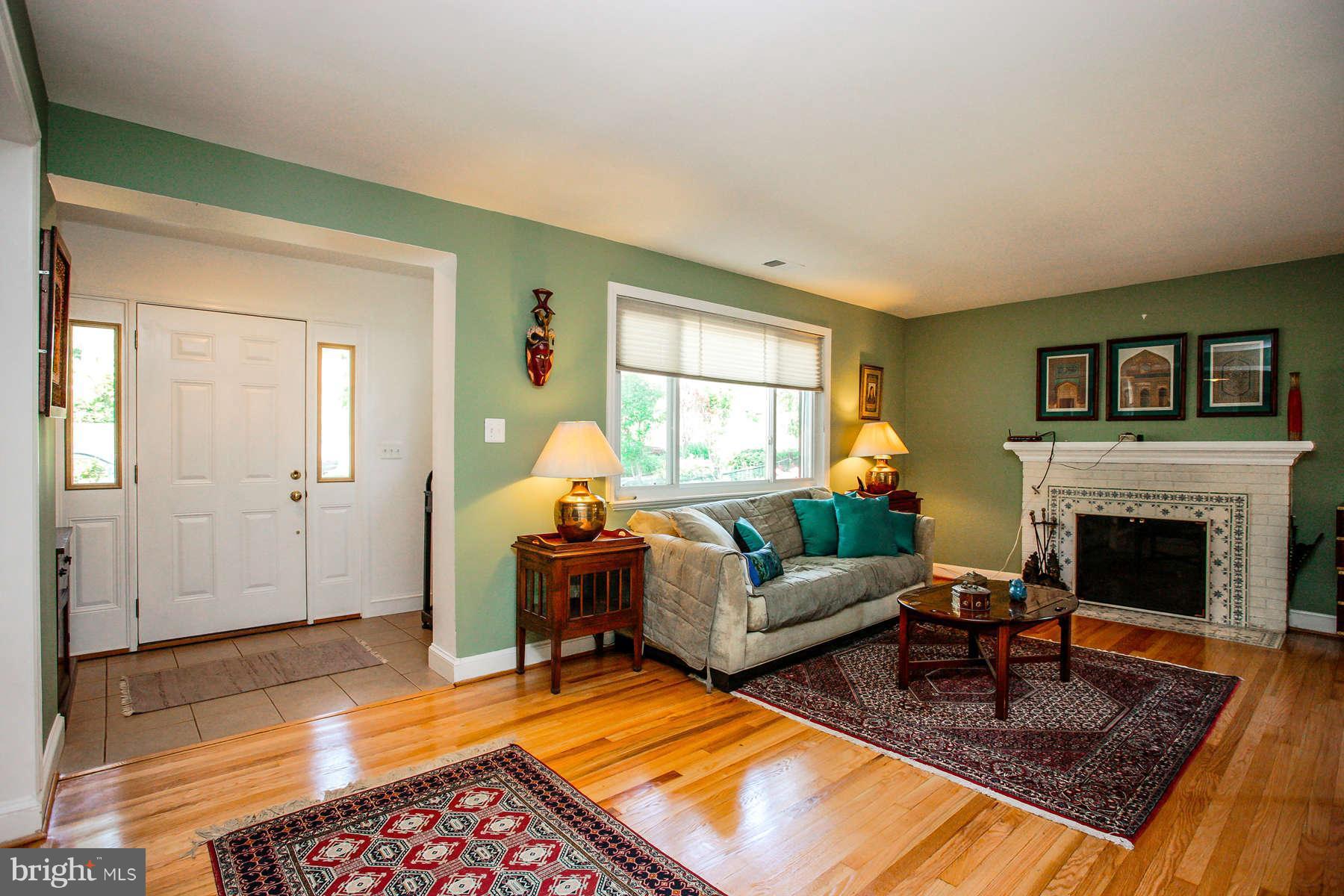 2445 North Rockingham Street Arlington, VA 22207 - Photo 2 of 15 Living Room