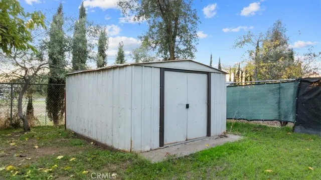 a view of a yard in front of a house with large tree